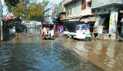 Punjab Local Bodies chief engineer Vijay Kanwar along with local councillors takes a three-wheeler to assess the situation as sewerage water remains accumulated on Abohar streets. Photo: Raj Sadosh 
