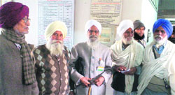 Rai Singh Patanga (centre), president, Rashtriya Swatantra Senani Parivarik Sangthan, at the camp in Fatehgarh Sahib on Wednesday. A Tribune photograph