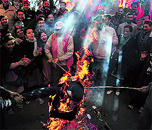 BJP activists burn Home Minister Sushil Kumar Shindes effigy against his Hindu terror remark in Shimla on Thursday
