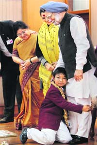 BRAVEHEART: Manipur boy Koroungamba Kumam seeks PM Manmohan Singhs blessings after receiving the National Bravery Award in New Delhi on Thursday
