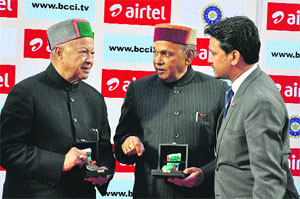 Virbhadra Singh with PK Dhumal and Anurag Thakur during the presentation ceremony at the Himachal Pradesh Cricket Association stadium in Dharamsala on Sunday. 