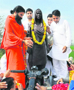 Baba Ramdev unveils a statue of Rajbala Malik at Bhatana Zafarbad village (Sonepat) on Sunday.