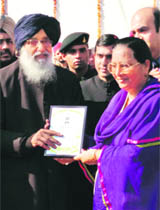 CM Parkash Singh Badal honours Kinnow Queen Karamjit Kaur. 