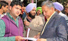 Members of the Ambulance 108 Workers Union hand over a memorandum of their demands to Bathinda Tehsildar, Subhash Mittal on Monday. 