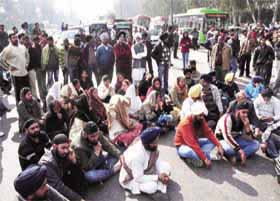 Family members and Akali Dal (B) supporters protest and jam the traffic at Punjabi Bagh Ring Road against the death of booth polling agent Harjit Singh during the Delhi Sikh Gurdwara Management Committee election, at Paschimpuri in New Delhi on Monday. 