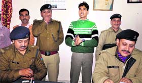 SP (City) KL Shah and ASP Ajay Singh present the accused in the Kumbh Mela theft case, Vikas, before the media in Haridwar on Monday.