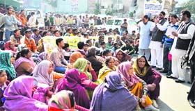 Members of the Valmiki Samaj Bachao Andolan stage a protest against A2Z Waste Management Ludhiana Ltd on the Jagraon bridge in Ludhiana on Monday.