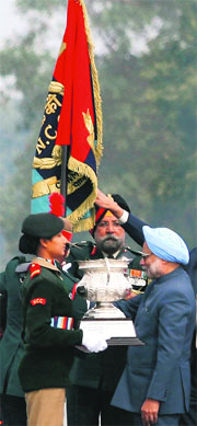 Prime Minister Dr Manmohan Singh presents the Best Directorate Trophy and PM Banner to the Maharashtra Directorate in New Delhi on Monday. 