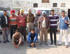 The two accused, arrested for lifting vehicles, at the Thermal Police Station. 