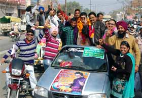  Jazim Sharma, one of the top five contestants on the music reality show SaReGaMaPa, during a procession taken out to honour him in Bathinda on Tuesday. 