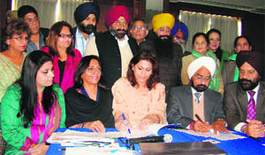 An MoU being signed between entrepreneurs of India and Pakistan in Ludhiana on Tuesday. 