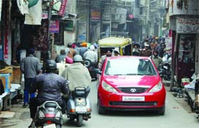 Katra Ahluwalia Market: Narrow lanes pose trouble for commuters