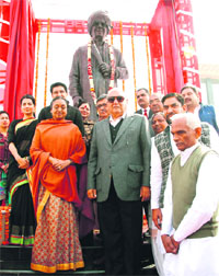 Lok Sabha Speaker Meira Kumar and Chief Minister Bhupinder Singh Hooda pose with the statue of Ranbir Singh at MD University in Rohtak on Wednesday.