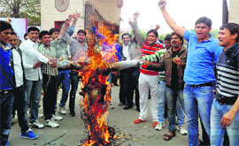INSO activists burn an effigy of the Chief Minister on the university campus in protest against the installation of the statue. 