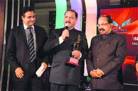 Ashok Kumar Yadav (centre), MD, Hafed, receives the All-India Best State PSU Award for 2012-13 from  Union Petroleum Minister Veerappa Moily at the India Pride award ceremony held recently in New Delhi.