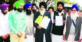 Members of the HSGPC (ad hoc) with the memorandum to be submitted to the Governor in Chandigarh.