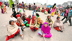 Protesters block Kunjwani-Sidhara Highway