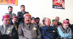 HLP chief Maheshwar Singh addresses mediapersons in Palampur on Saturday