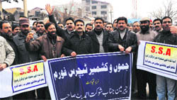 Sarva Shiksha Abhiyaan teachers protest against the state government in Srinagar on Saturday. Tribune photo: Amin War