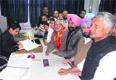 (R-L) Sunil Jakhar, Capt Amarinder Singh, Jagmeet Brar, Vijay Sathi and Rajinder Kaur Bhattal while filing the nomination in Moga on Saturday.