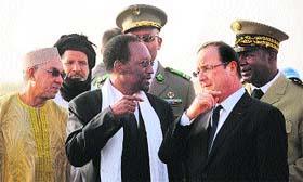 French President Francois Hollande (R) and Mali's interim President Dioncounda Traore (C) in Sevare on Saturday.