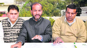 Ravinder Jugran, a former chairperson of the Andolankari Parishad, addresses a press conference in Dehradun on Sunday