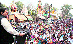INLD leader Abhey Singh Chautala addresses a meeting of party workers at Gurgaon on Sunday