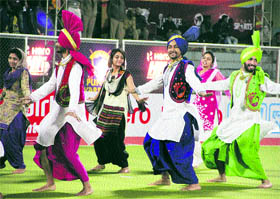 Students of a college perform bhangra during the hockey match between Ranchi Rhinos and Punjab Warriors in Jalandhar on Monday.