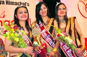 Miss Himachal 2013 Neha Sharma (centre), first runner-up Divyagna Thakur (right) and second runner-up Ujala Rajta at Dharamsala.