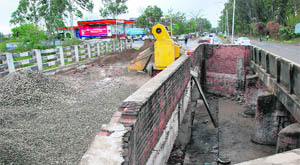 The bridge on the main Chandigarh-Kalka road has been closed to traffic on one side for repair.