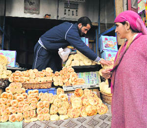  A man sells Kashmiri bread at Bijbehara in Srinagar on Wednesday. 