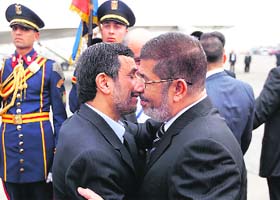 Egyptian President Mohamed Morsi (R) and his Iranian counterpart Mahmoud Ahmadinejad in Cairo on Tuesday