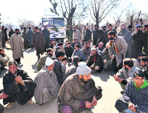 Tentwallahs from different areas in Anantnag district protest against new guidelines framed by Shri Amarnath Shrine Board, on Thursday. 
