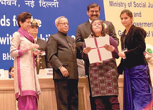 Sanskriti Aggarwal recieves an award from President Pranab Mukherjee at the Vigyan Bhawan in New Delhi.