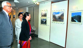 Congress chief Sonia Gandhi and J-K Governor NN Vohra at an exhibition of photographs by his wife Usha Vohra (in blue), at the IIC in New Delhi on Friday.
