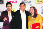 L-R: Varun Dhawan, David Dhawan & karuna Dhawan 