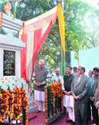 Chief Minister Vijay Bahuguna unveils the statue of Shaheed Durga Mall in Dehradun on Sunday.