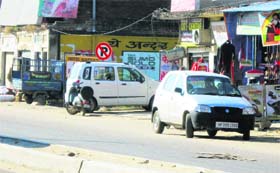 Vehicles parked haphazardly despite a ban in Una