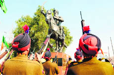 Punjab Police jawans pay tributes to martyr Sham Singh Attari in Amritsar on Sunday.