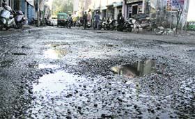 The road connecting Domoria Bridge with the railway station in a bad condition