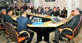 Uttarakhand Chief Minister Vijay Bahuguna inaugurates e-billing in the Excise Department in Dehradun on Tuesday.