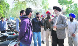 Mayor Harcharan Singh Gohalwaria checks an illegal paid parking lot being operated outside Children Traffic Park in Ludhiana on Tuesday. Photo: Inderjeet Verma