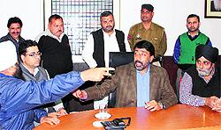 Mayor Sunil Jyoti and BJP councillor Joginder Tony exchange arguments over the issue of vendors parking their carts along busy roads