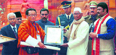 Governor Jagannath Pahadia gives awards to craftspersons at the closing ceremony of the Surajkund International Crafts Mela in Faridabad on Friday.