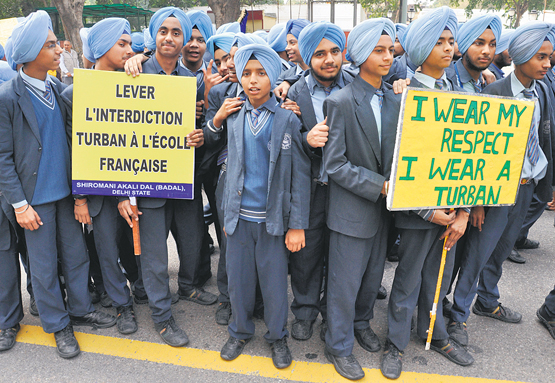 Sikh schoolboys in Delhi holding a protest against the turban ban in schools in France, on Friday.