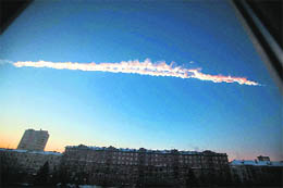  A meteorite contrail is seen over Chelyabinsk.
