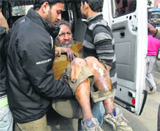 Sanjeev Bhojraj (L) rushing an accident victim to hospital