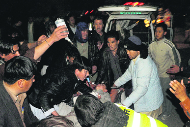 A bomb blast victim being shifted to a hospital in Quetta on Saturday.