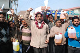 Wearing a garland of onions, ex-councillor Vijay Kumar staged protest against the spiralling inflation caused by fuel price hike in Bathinda on Monday.