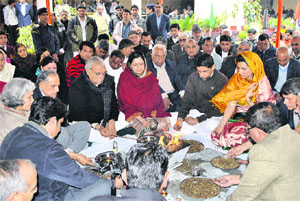 Chief Minister Bhupinder Singh Hooda, along with his family members, participates in a havan on the occasion of the 10th death anniversary of Bhim Sein Vedalankar at 